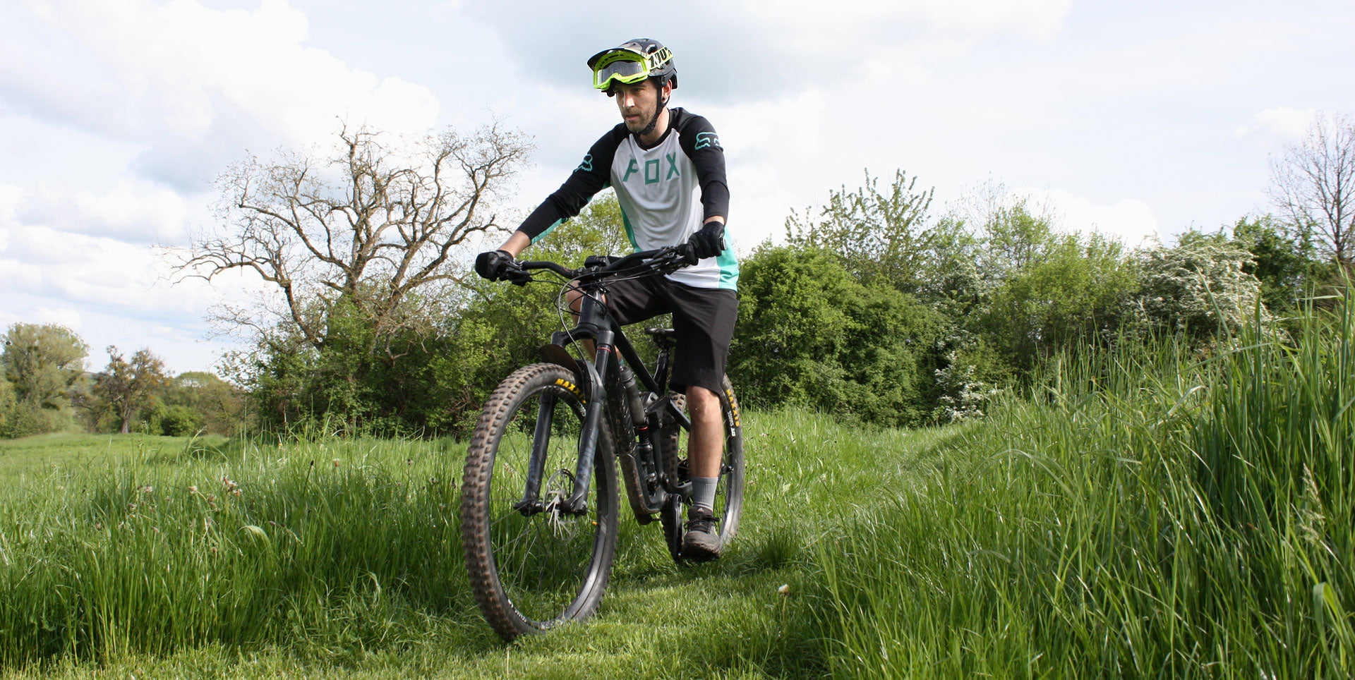 Video laden: Das Video zeigt den Aufbau des maßgefertigten Fahrradsattels und E-Bike-Fahrer, Rennradfahrer und Mountainbiker, die mit dem bequemen Sattel Radfahren.